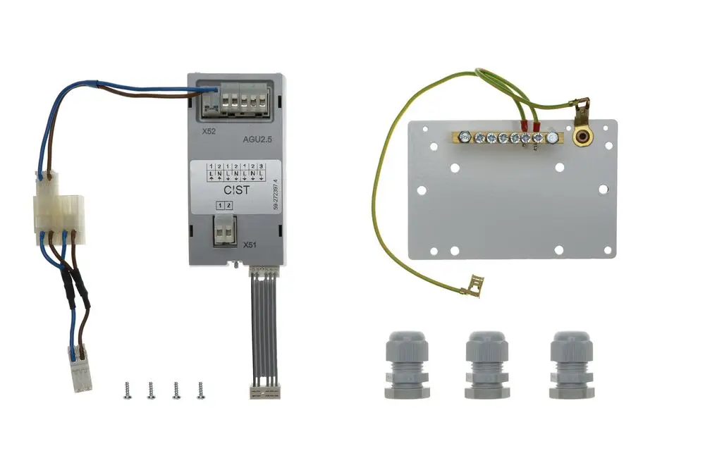 Brötje Strom-/Relaismodul mit Anschlussklemmen, fünf Drähten, drei Kabeldurchführungen und Montageschrauben. Gehäuse in neutralem Farbton.