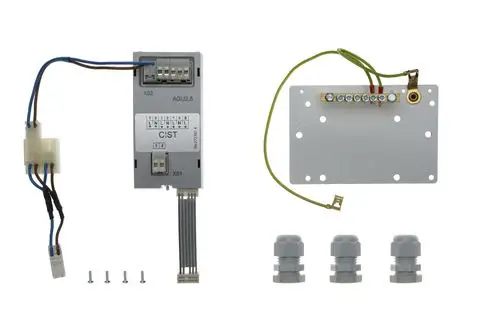 Brötje Strom-/Relaismodul mit Anschlussklemmen, fünf Drähten, drei Kabeldurchführungen und Montageschrauben. Gehäuse in neutralem Farbton.