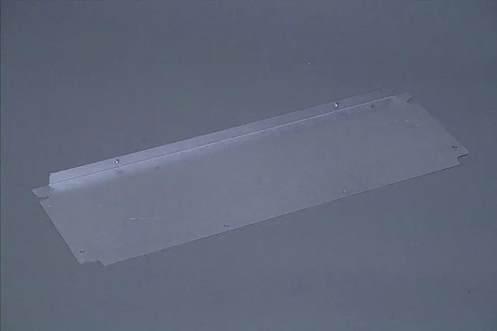 Verchromenes Blechpaneel mit den Maßen einer Verkleidungsrückwand, vorgesehen für Heizsysteme, möglicherweise von der Marke Brötje.