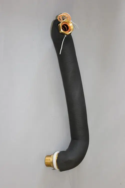 Schwarzer, gebogener Schlauch mit zwei Metallanschlüssen, hergestellt von Brötje. Der Schlauch ist mit einer schwarzen Isolierung versehen und hat eine Kunststoffdichtung.