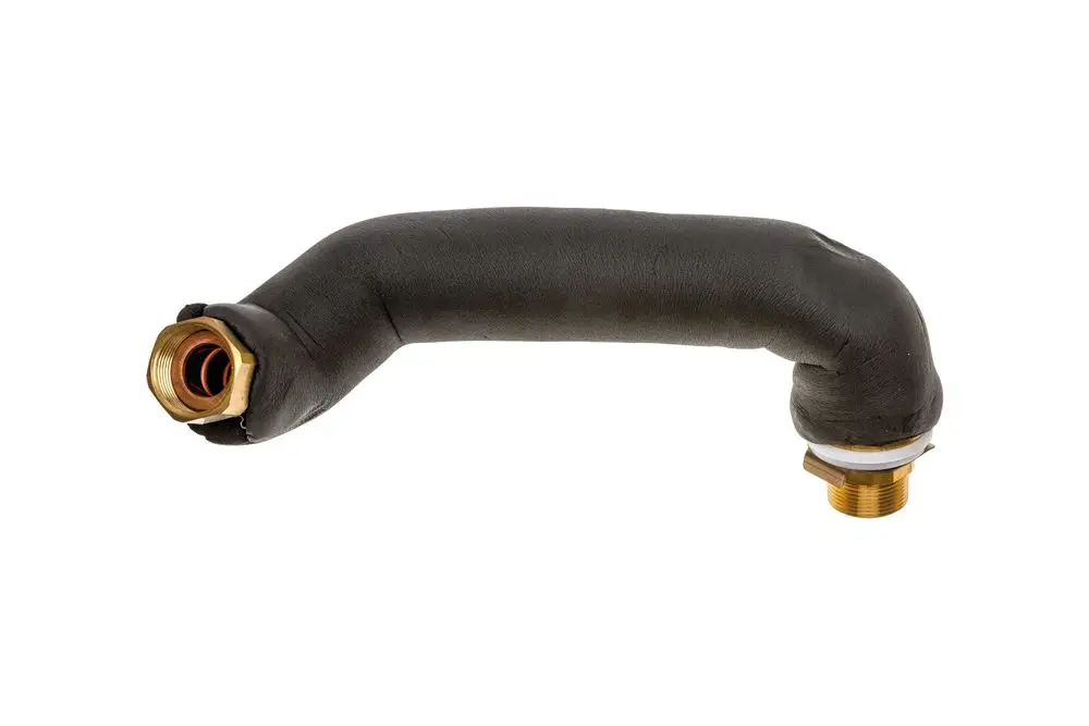Brötje Schlauch mit gebogenem Design, einer Metallanschlussmutter auf der einen und einem anderen Anschluss am anderen Ende, voraussichtlich für den Einsatz in Heizsystemen.