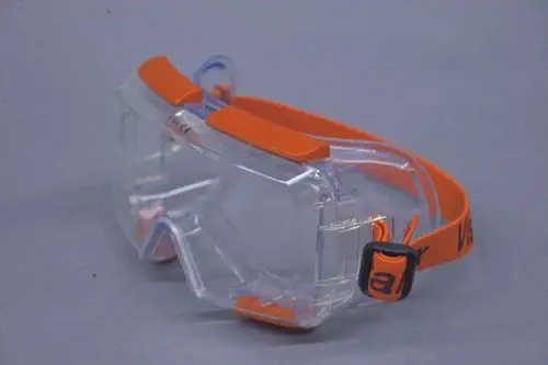 Transparente Schutzbrille mit orangefarbenem Gummiband, hergestellt von Brötje, zur Verwendung bei Wartungs- und Reinigungsarbeiten.