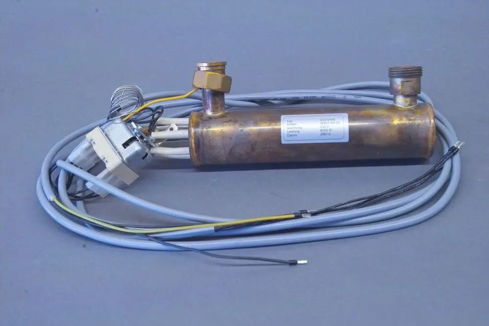 Brötje Heizgerät mit Metallgehäuse, zwei Anschlüssen und mehreren Kabeln. Gezeigt werden die Anschlussklemmen und eine Steuereinheit für die Heizungssteuerung.