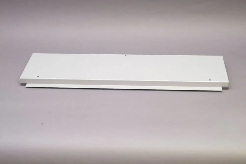 Weißes Blechstück, flach und rechteckig, mit mehreren Bohrlöchern an der Oberseite. Es könnte Teil der Brötje Heizungsinstallation sein.