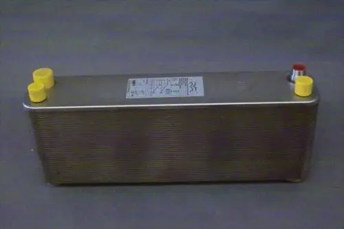 Brötje Verdampfer mit länglicher, metallischer Bauform und mehreren Anschlüssen auf der Oberseite, beschriftet mit technischen Angaben.