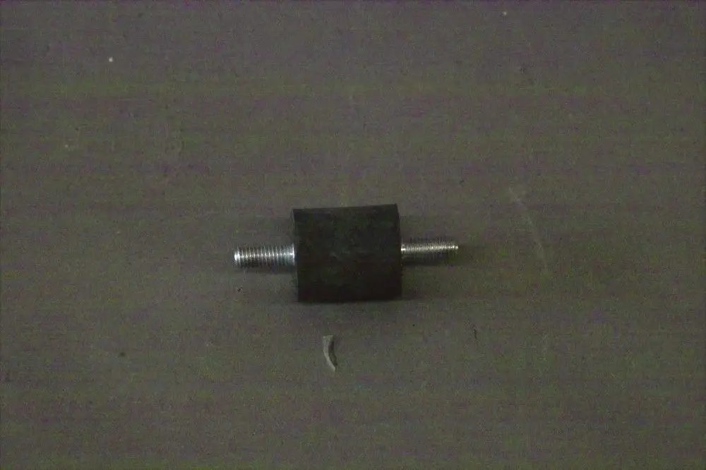Gummipuffer von Brötje mit einem Metallgewinde auf beiden Seiten und einer flexiblen Gummimitte, auf einem neutralen Untergrund abgebildet.
