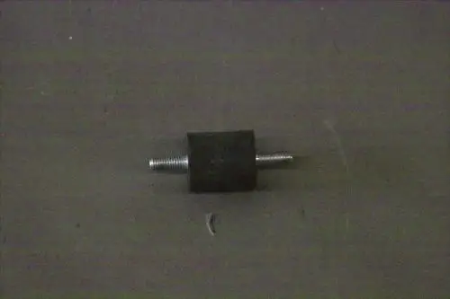 Gummipuffer von Brötje mit einem Metallgewinde auf beiden Seiten und einer flexiblen Gummimitte, auf einem neutralen Untergrund abgebildet.