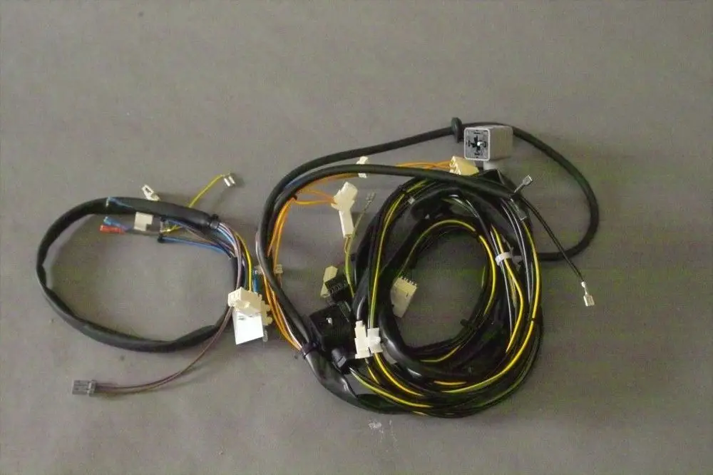 Kabelbaum mit mehreren Anschlusskabeln und Steckverbindern, verwendet in Heizsystemen. Teil einer Brötje Heizungsinstallation.