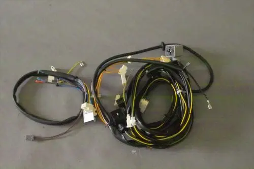 Kabelbaum mit mehreren Anschlusskabeln und Steckverbindern, verwendet in Heizsystemen. Teil einer Brötje Heizungsinstallation.