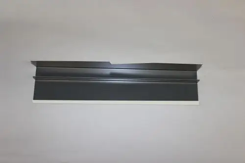Brötje-Produkt mit flacher, schwarzer Oberfläche und einer seitlichen Verbindung, erkennbar durch die Form und Struktur der Montage.