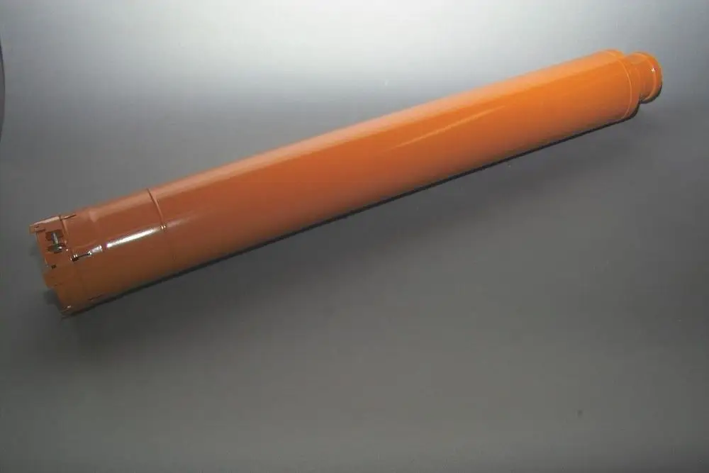 Orangene Verlängerung von Brötje, zylindrischer Form, mit einem geschlossenen Ende und Anschlussvorrichtung an einem Ende. Hintergrund in neutralen Farben.