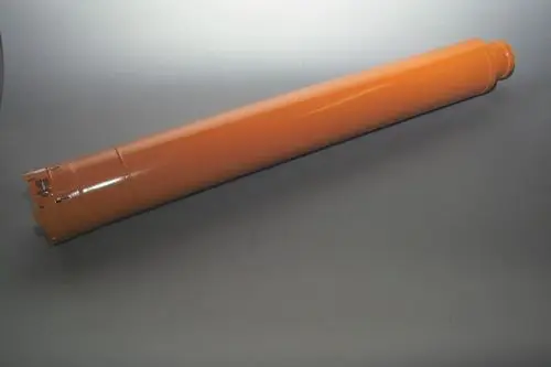 Orangene Verlängerung von Brötje, zylindrischer Form, mit einem geschlossenen Ende und Anschlussvorrichtung an einem Ende. Hintergrund in neutralen Farben.