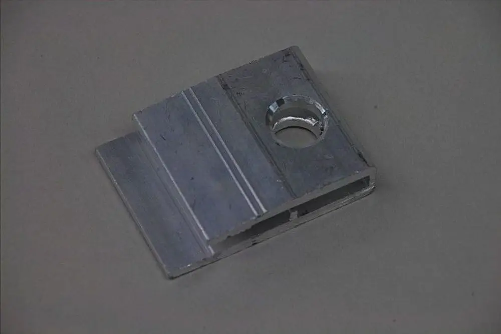 Aluminium-Klemmstück mit einer Aussparung und gerillter Oberfläche, geeignet für Anwendungen im Heizungsbereich, hergestellt von Brötje.