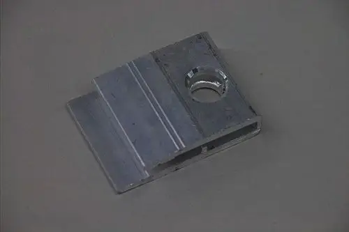 Aluminium-Klemmstück mit einer Aussparung und gerillter Oberfläche, geeignet für Anwendungen im Heizungsbereich, hergestellt von Brötje.