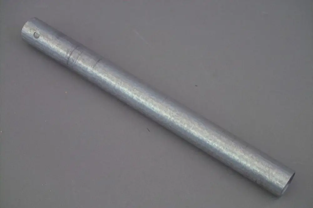 Edelstahlrohr mit gerader Form und einer Öffnung an einem Ende, dargestellt auf einem grauen Hintergrund. Das Rohr könnte zu Heizungsanwendungen, wie bei Brötje, genutzt werden.