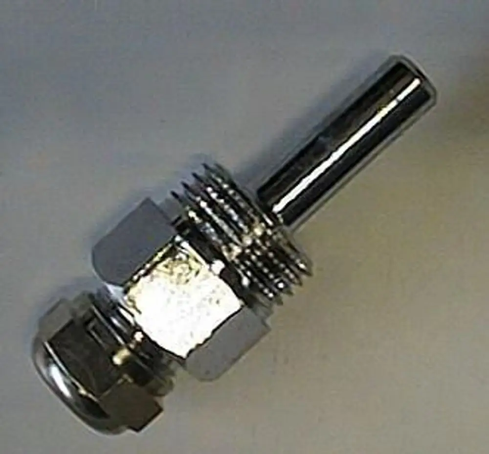 Brötje Tauchhülse mit einem metallischen, verchromten Finish und einem zylindrischen Anschluss. Sichtbare Gewinde und eine anschraubbare Mutter.