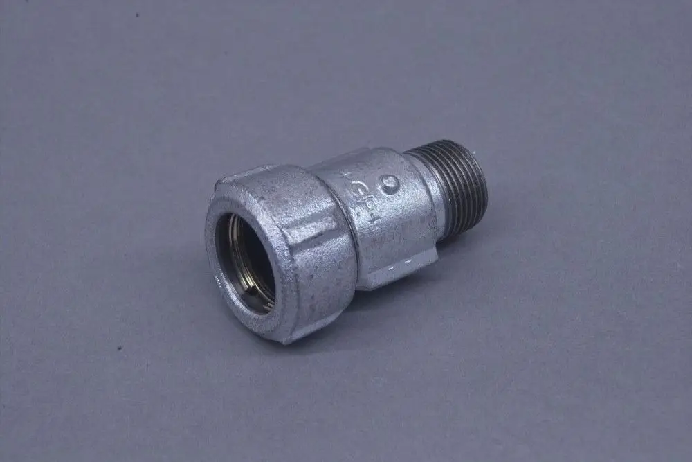 Metallisches Übergangsstück mit Innengewinde, hergestellt von Brötje, auf grauem Hintergrund. Geeignet für Rohrverbindungen.