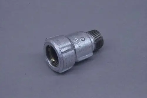 Metallisches Übergangsstück mit Innengewinde, hergestellt von Brötje, auf grauem Hintergrund. Geeignet für Rohrverbindungen.