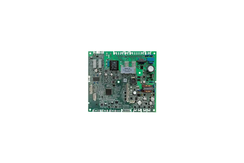 Grüne Leiterplatte mit verschiedenen elektronischen Bauteilen, darunter Widerstände, Kondensatoren und ein Mikrochip, möglicherweise Teil einer Brötje Heizungsanlage.