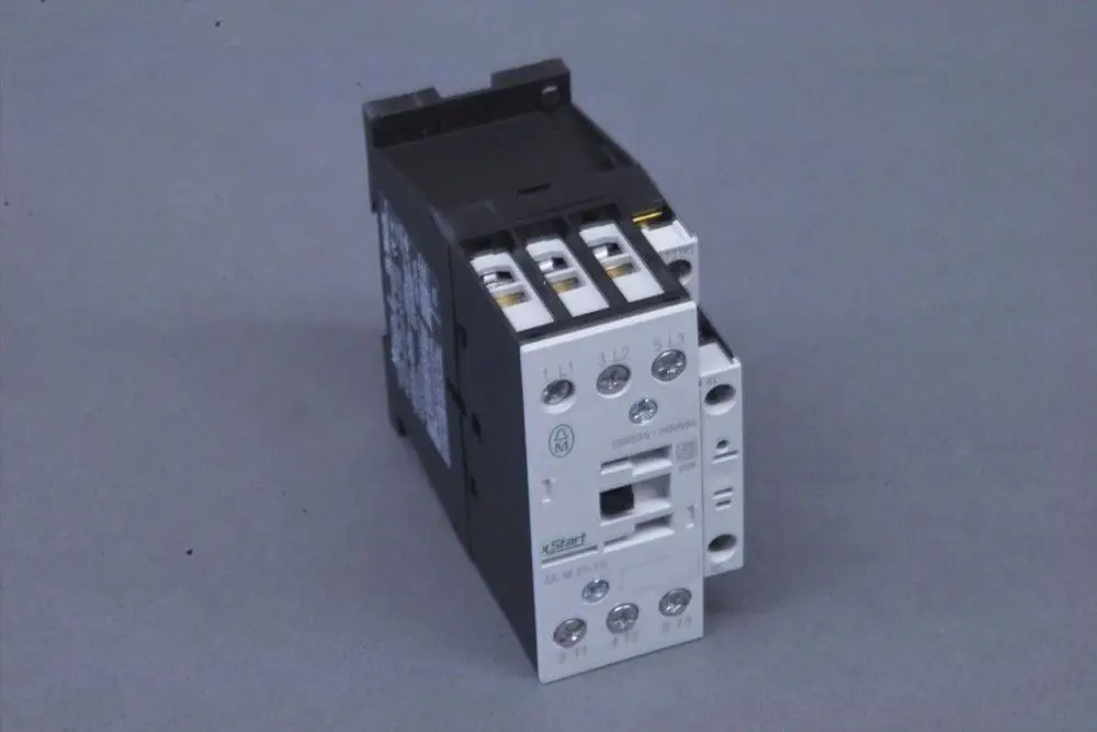 Brötje Schütz in kompakter Bauform mit mehreren Anschlussklemmen und einem robusten Gehäuse. Geeignet für Steuerungsanwendungen im Elektrobereich.