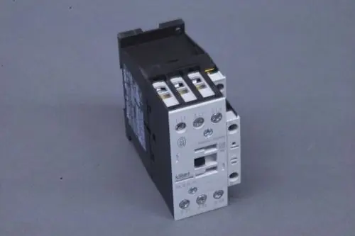 Brötje Schütz in kompakter Bauform mit mehreren Anschlussklemmen und einem robusten Gehäuse. Geeignet für Steuerungsanwendungen im Elektrobereich.