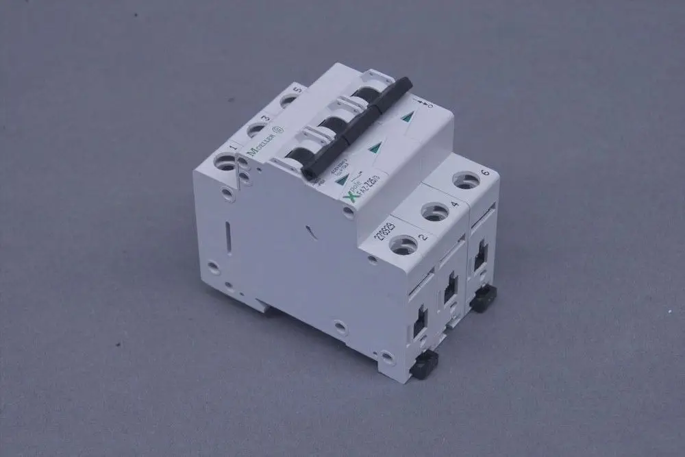 Weißer Brötje Sicherungsautomaten mit mehreren Anschlüssen. Das Gerät hat einen kompakten Aufbau und ist für elektrische Installationen konzipiert.