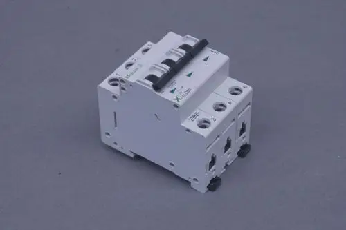 Weißer Brötje Sicherungsautomaten mit mehreren Anschlüssen. Das Gerät hat einen kompakten Aufbau und ist für elektrische Installationen konzipiert.