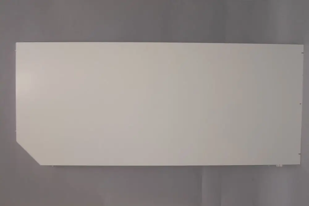 Weiße Verkleidungsseitenwand von Brötje, rechteckig mit einer abgeschrägten Ecke. Die Oberfläche ist glatt und einheitlich, im Vordergrund vor einem grauen Hintergrund.