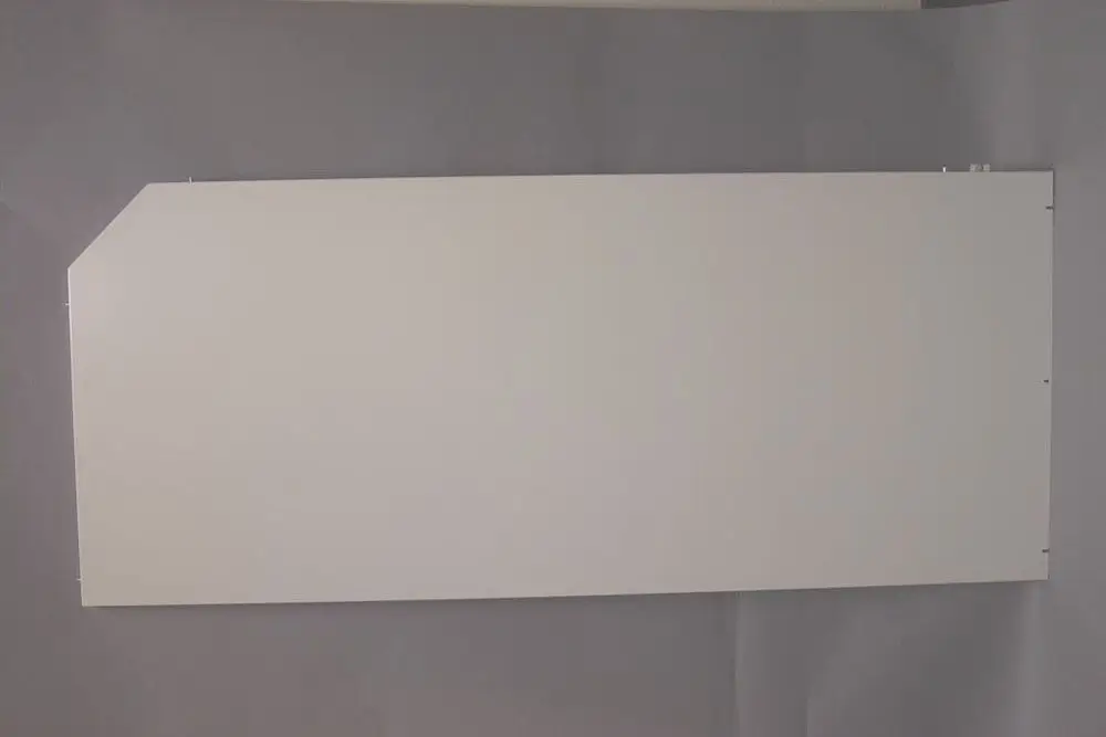Weißes, rechteckiges Verkleidungselement von Brötje mit abgerundeter Ecke an der linken Seite, montiert an einer grauen Wand.