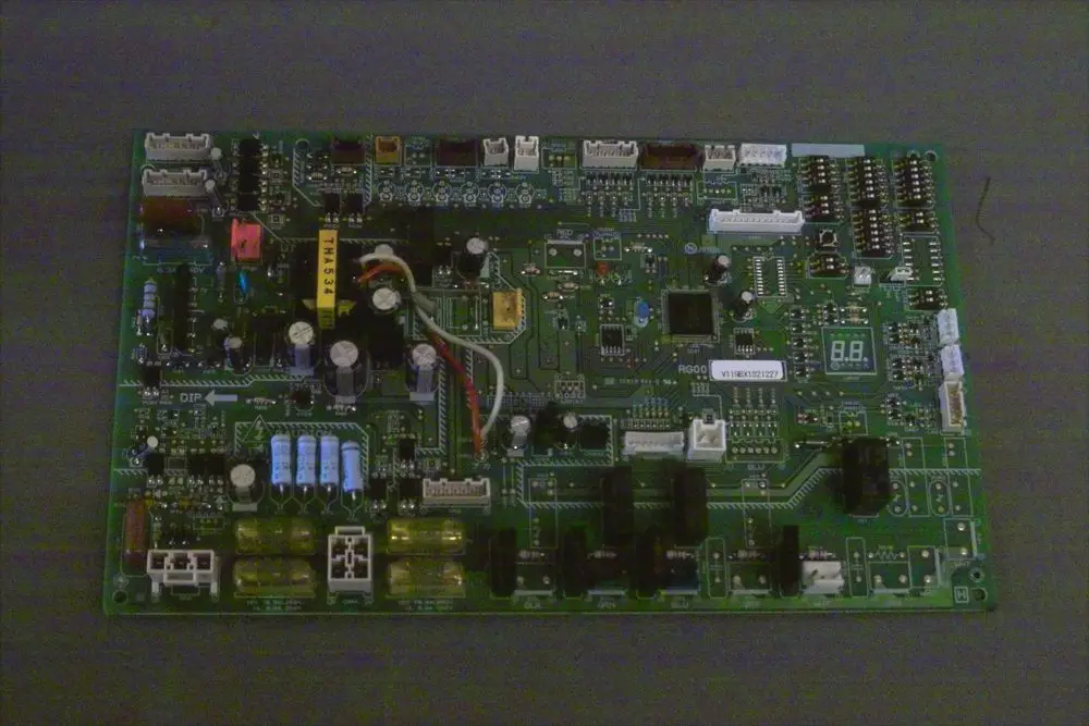 Grüne Leiterplatte mit elektronischen Komponenten und Steckplätzen, bezeichnet mit "Brötje". Sichtbar sind Kondensatoren, Widerstände und digitales Anzeigeelement.