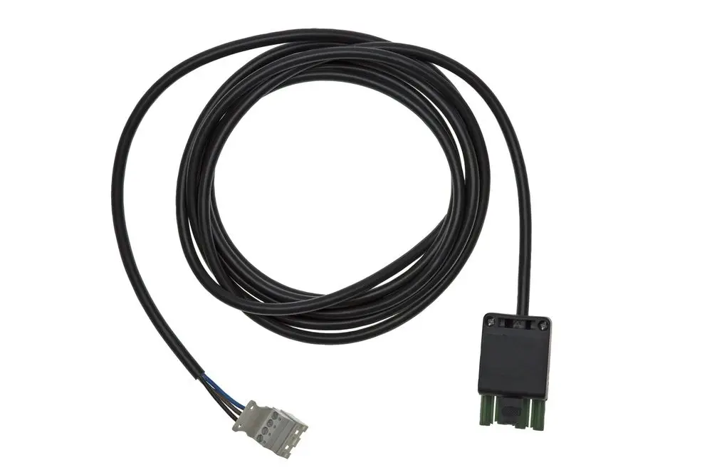 Schwarzes Kabel mit zwei Steckverbindern, einem grauen und einem schwarzen, geeignet für die Verbindung mit Brötje Heizgeräten oder Brennern.