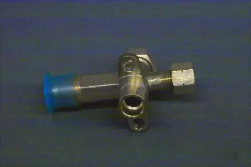 Absperrventil aus Metall mit verschiedenen Anschlüssen und Kunststoffschutz. Das Produkt ist von der Marke Brötje und dient der Steuerung von Flüssigkeiten.