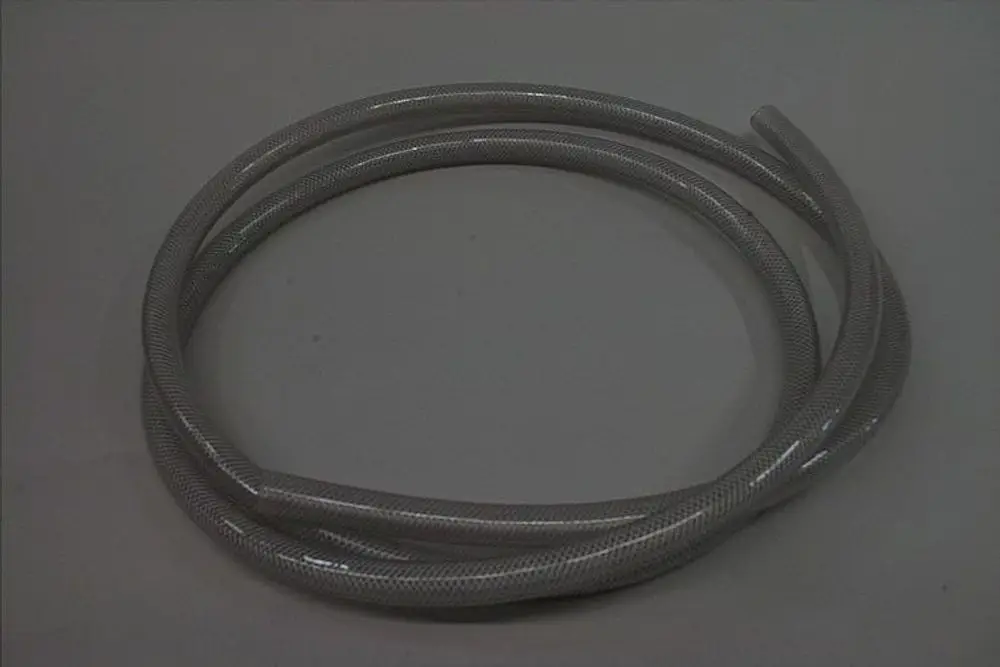 Ein grauer Schlauch in einer großzügigen Schleifenform, möglicherweise für Heizungs- oder Wasseranwendungen, mit auffälliger Netzstruktur, passend zu Produkten von Brötje.