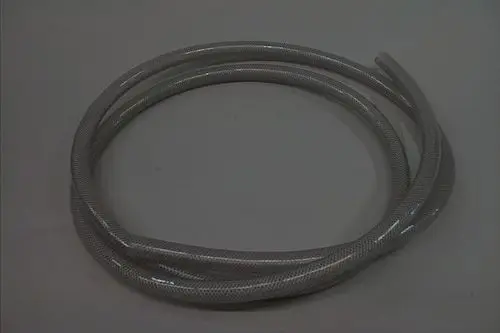 Ein grauer Schlauch in einer großzügigen Schleifenform, möglicherweise für Heizungs- oder Wasseranwendungen, mit auffälliger Netzstruktur, passend zu Produkten von Brötje.