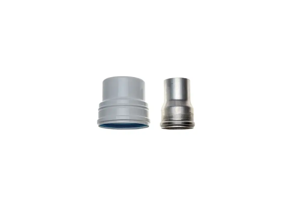 Adapter von Brötje, bestehend aus zwei Teilen: ein grauer Kunststoffabschnitt und ein silberner Metallabschnitt. Beide Teile haben unterschiedliche Durchmesser und Anschlussarten.