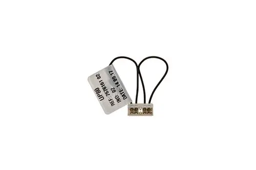 Brötje Abschlusswiderstand mit zwei Anschlüssen und einem Kabel, beschriftet mit Referenznummer und Datum. Transparentes Gehäuse mit sichtbaren Anschlussklemmen.