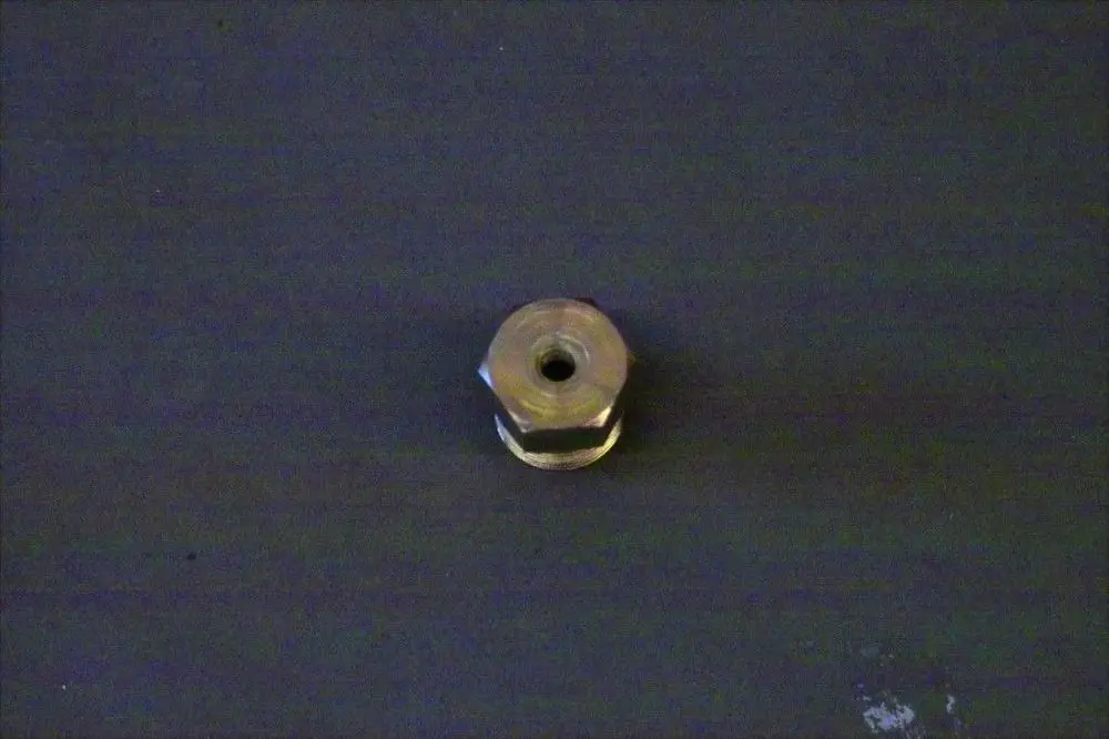 Reduzierstück aus Metall mit einer Sechskantform und einem zentralen Gewinde, geeignet für den Einsatz in Verbindung mit Brötje Druckwächtern.