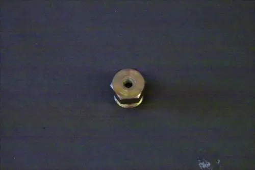 Reduzierstück aus Metall mit einer Sechskantform und einem zentralen Gewinde, geeignet für den Einsatz in Verbindung mit Brötje Druckwächtern.