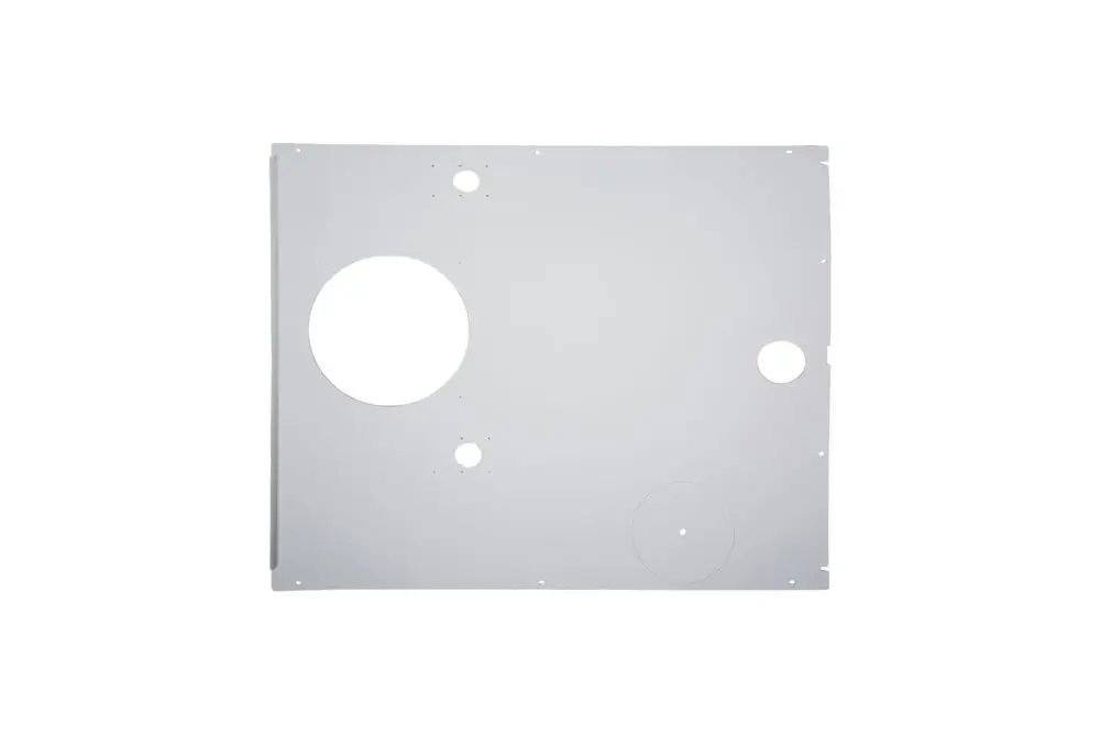 Brötje Rückwand aus Metall mit mehreren Ausschnitten in verschiedenen Größen, in neutraler Farbe. Die Oberfläche ist glatt und ohne sichtbare Oberflächenbehandlung.