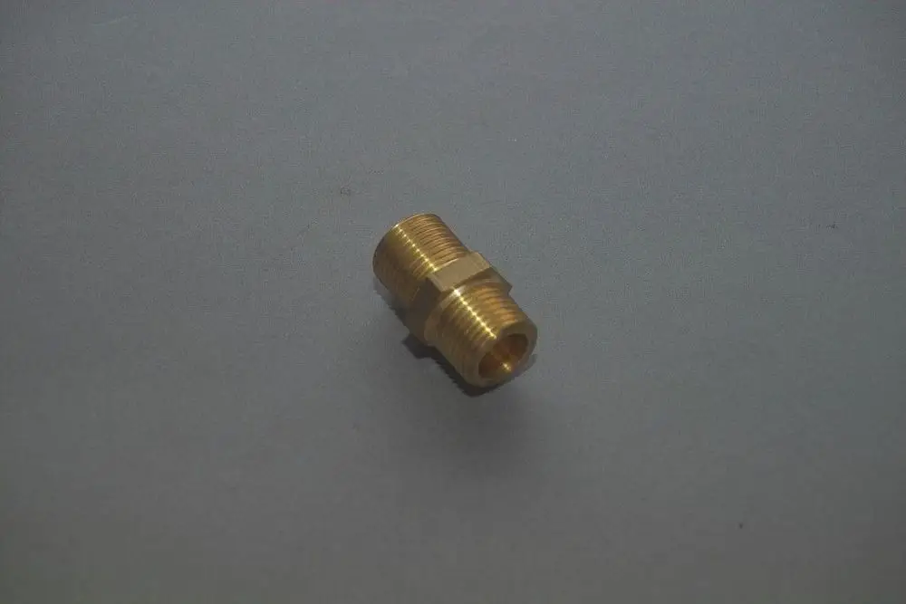 Brass fitting von Brötje, mit außenliegenden Gewinden an beiden Enden. Das Teil dient zur Verbindung von Rohren im Vor- und Rücklauf.