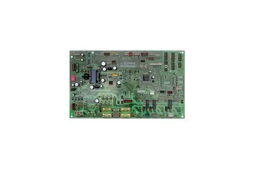 Brötje Zentralplatine mit verschiedenen elektronischen Komponenten, wie Widerständen, Kondensatoren und Mikroprozessoren, auf grünem Leiterplattenmaterial.