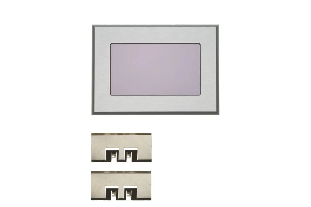 Brötje-Bauteil mit rechteckigem Rahmen und einer transparenten Fläche, begleitet von zwei metallischen Halterungen, die für die Montage verwendet werden.