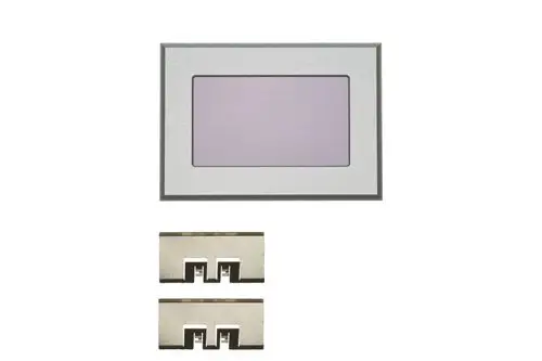 Brötje-Bauteil mit rechteckigem Rahmen und einer transparenten Fläche, begleitet von zwei metallischen Halterungen, die für die Montage verwendet werden.