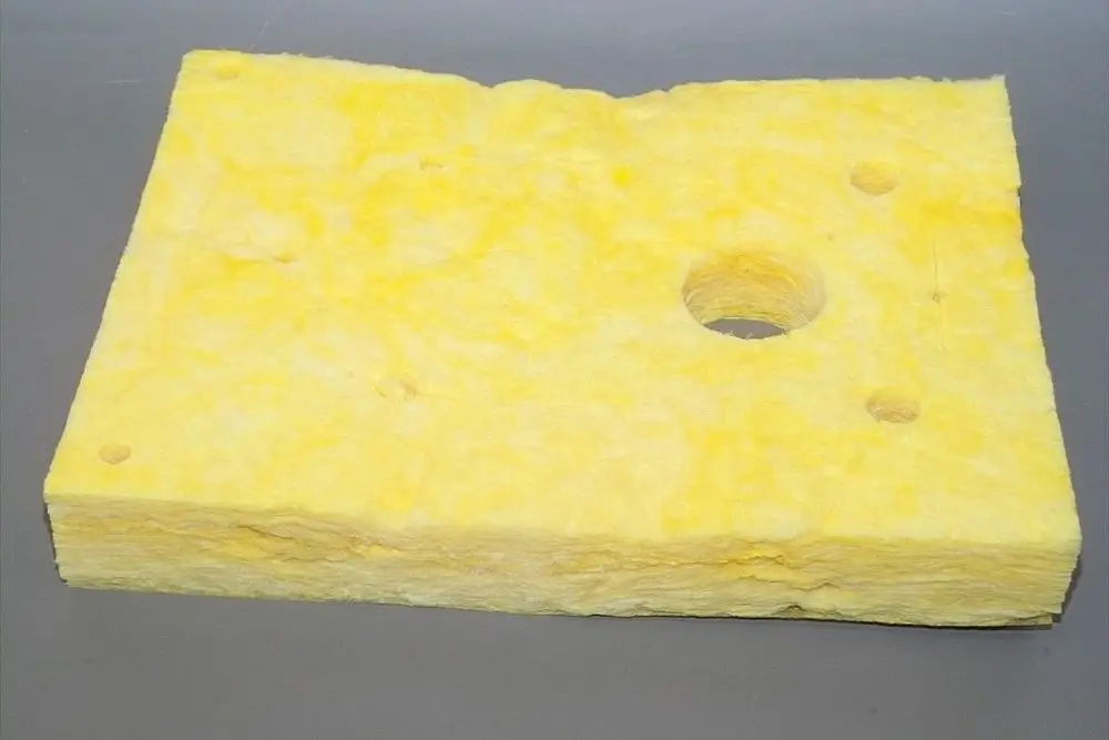 Gelbe Dämmmatte von Brötje mit mehreren Löchern, flache Form, geeignet für Isolierungszwecke in Heizungsanlagen.