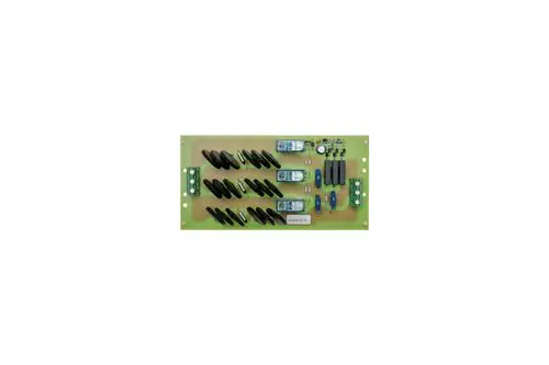 Grüne Platine mit mehreren schwarzen Spulen, Relais und elektronischen Bauteilen, gefertigt von Brötje.