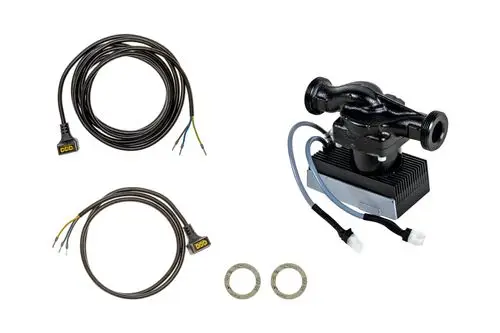 Brötje Pumpe mit Anschlusskabeln und Dichtungen. Enthält eine schwarze Pumpe mit Kühlrippen und zwei Kabelstränge zur elektrischen Verbindung.