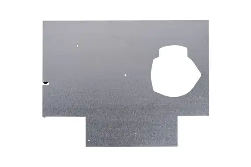 Isolierungsblech aus Metall mit Ausschnitten und Löchern, geeignet für die Brötje WT-Serie, als Teil einer Heizungsinstallation.