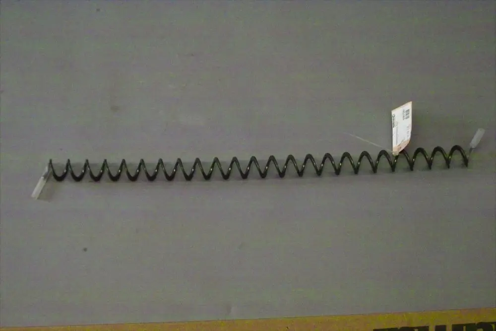Schwarze Spiralfeder auf grauem Untergrund, mit Preisschild. Teil eines Produkts der Marke Brötje.