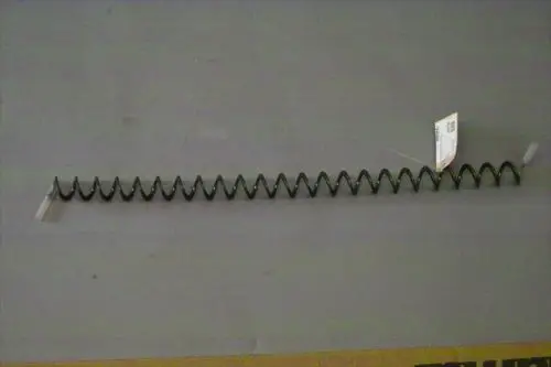 Schwarze Spiralfeder auf grauem Untergrund, mit Preisschild. Teil eines Produkts der Marke Brötje.
