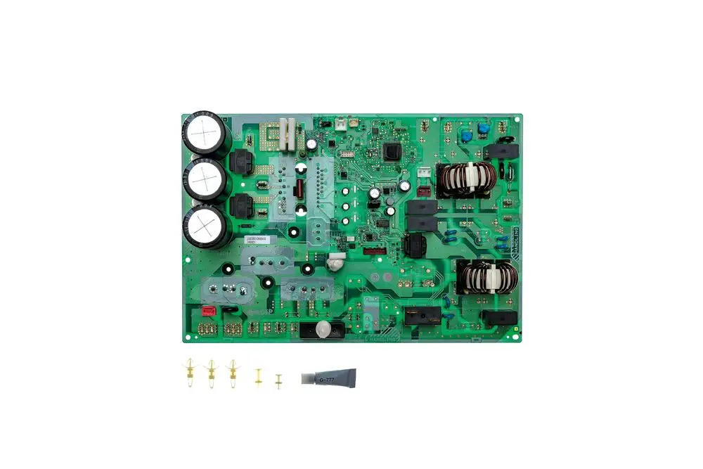 Grüne elektronischen Platine von Brötje mit verschiedenen Bauteilen, darunter Kondensatoren und Spulen, für eine Split-Klima- oder Heizungsanlage.